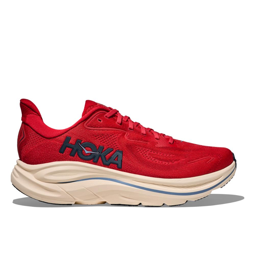 דגם Hoka CLIFTON 10 WIDE (2E) בצבעי ורמיליון/ורסיטי כולל גפה אדומה, סוליה עבה בצבע בז', לוגו "HOKA" שחור ובולט בצד, והוא מוצג בתצוגה פרופילית.
