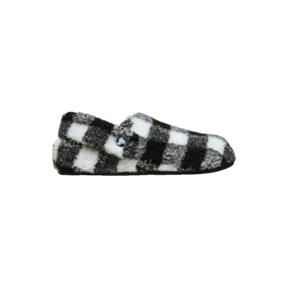 נעלי הבית Crocs Classic Buffalo Check Cozzzy Slipper 210755-066 כוללות עיצוב ללא שרוכים, בד מרקם משובץ בשחור, לבן ואפור, ותווית לוגו Crocs קטנה בצד.