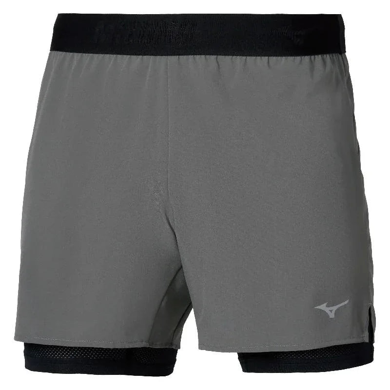 מכנסי Mizuno J2GBD00908 Core 5.5 אינץ' 2in1 קצרים בצבע Lava Smoke כוללים חגורה שחורה, בטנה פנימית שחורה ולוגו Mizuno קטן בצבע לבן בחלק התחתון של רגל שמאל.