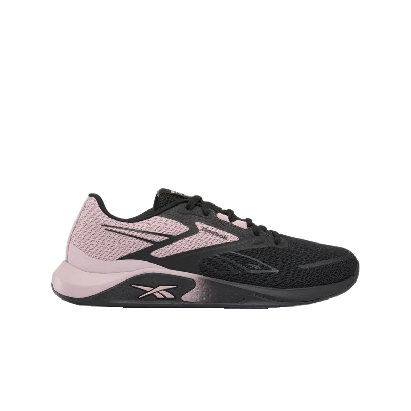 דגם Reebok NANOFLEX TR 3 100248251 בצבעי שחור וסגול בהיר כולל גפה מרשת וסגירת שרוכים, המוצג בתצוגה צדדית על רקע לבן. אין תיאור מוצר זמין עבור נעל הספורט הזו של Reebok.