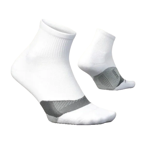 זוג גרביים Feetures Elite Light Cushion Quarter White E205158, עם רצועת תמיכה לקשת כף הרגל בצבע אפור, מוצג על רקע בהיר וחלק.