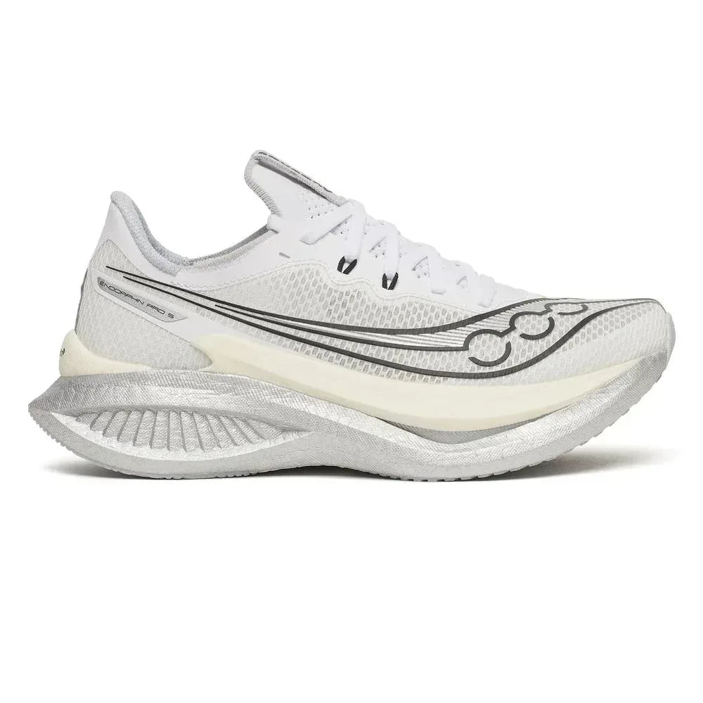 ה-Saucony ENDORPHIN PRO 5 WHITE/BLACK S11064-101 הן נעלי ריצה לבנות עם גפה עליונה מרשת נושמת, נגיעות בצבעי כסף ושחור, וסוליה עבה ומרקמת לאחיזה מעולה.