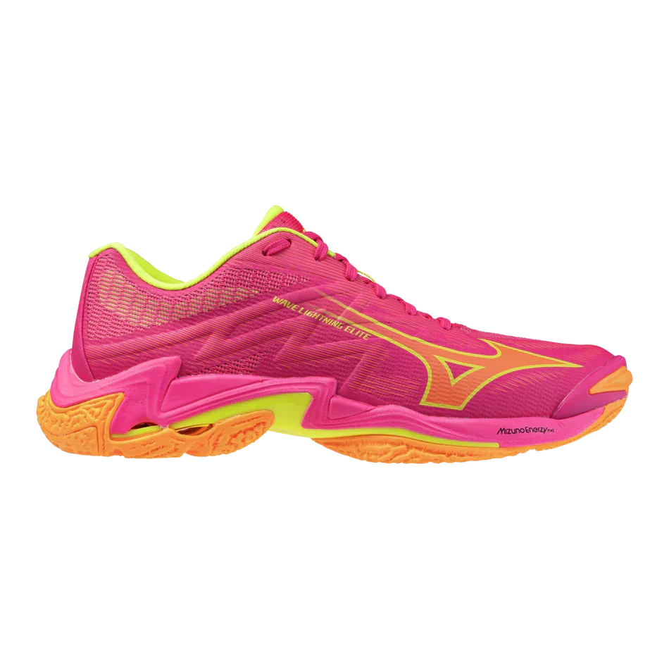 ה-Mizuno WAVE LIGHTNING ELITE(U) V1GA260042 היא נעל ספורט נמוכה בצבעי ורוד וצהוב בוהקים עם נגיעות כתומות, כפי שנראית בצילום מהצד.