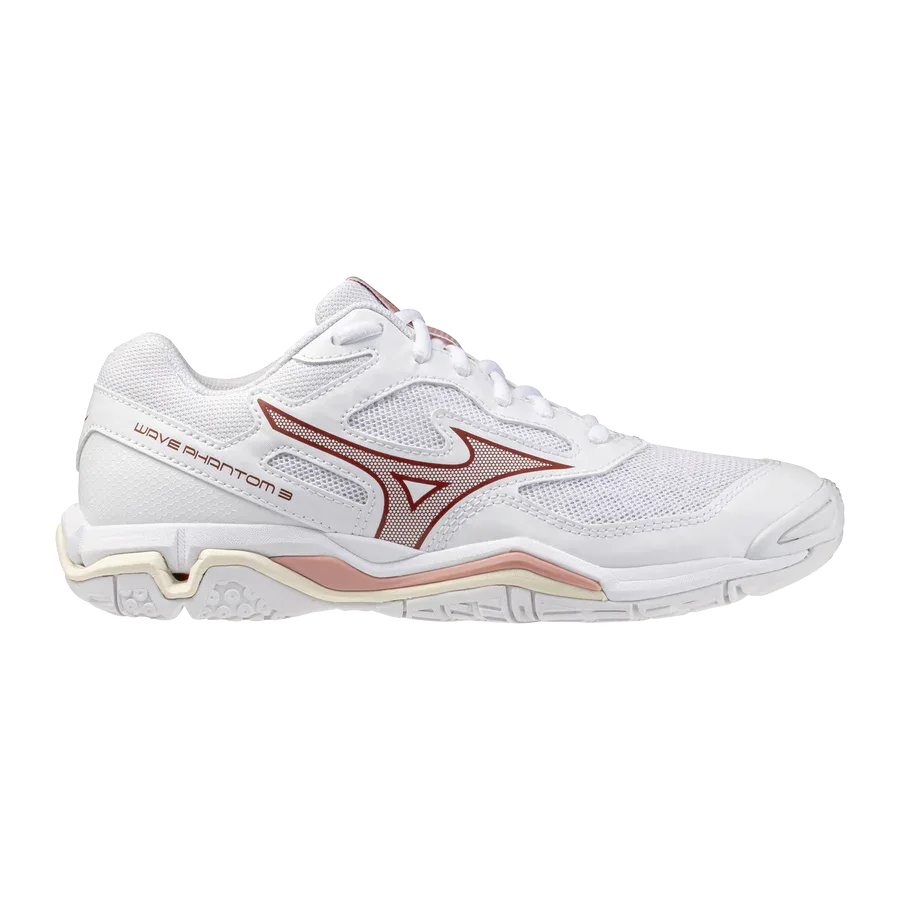 ה-Mizuno WAVE PHANTOM 3(W) X1GB226073 מבית Mizuno הוא נעל ספורט לבנה עם נגיעות אדומות, לוחות רשת וסוליה מגומי, המוצגת במבט צדדי על רקע אחיד.