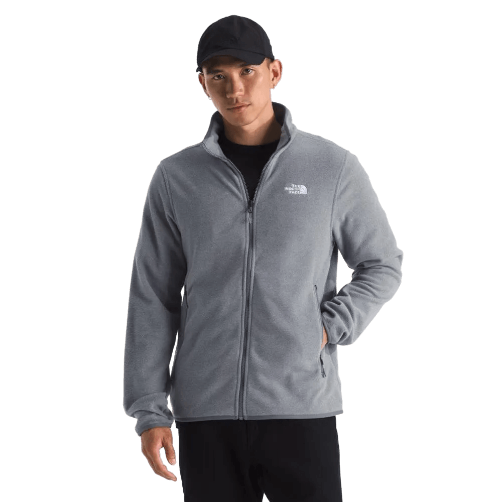 גבר לבוש ג'קט פליס לגברים The North Face GLACIER FLEECE JACKET TA8D0RCQ וכובע בייסבול שחור עומד על רקע לבן חלק.