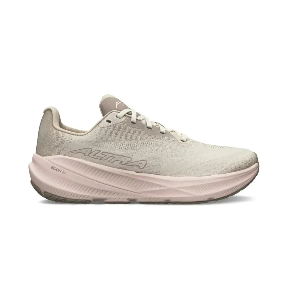 דגם Altra EXPERIENCE FLOW 3 TAN A0A85U7922 הוא נעל ריצה בצבעי בז' וורוד בהיר, הכוללת גפה עליונה מרשת נושמת, סוליה אמצעית מרופדת ולוגו בולט של Altra בצד.