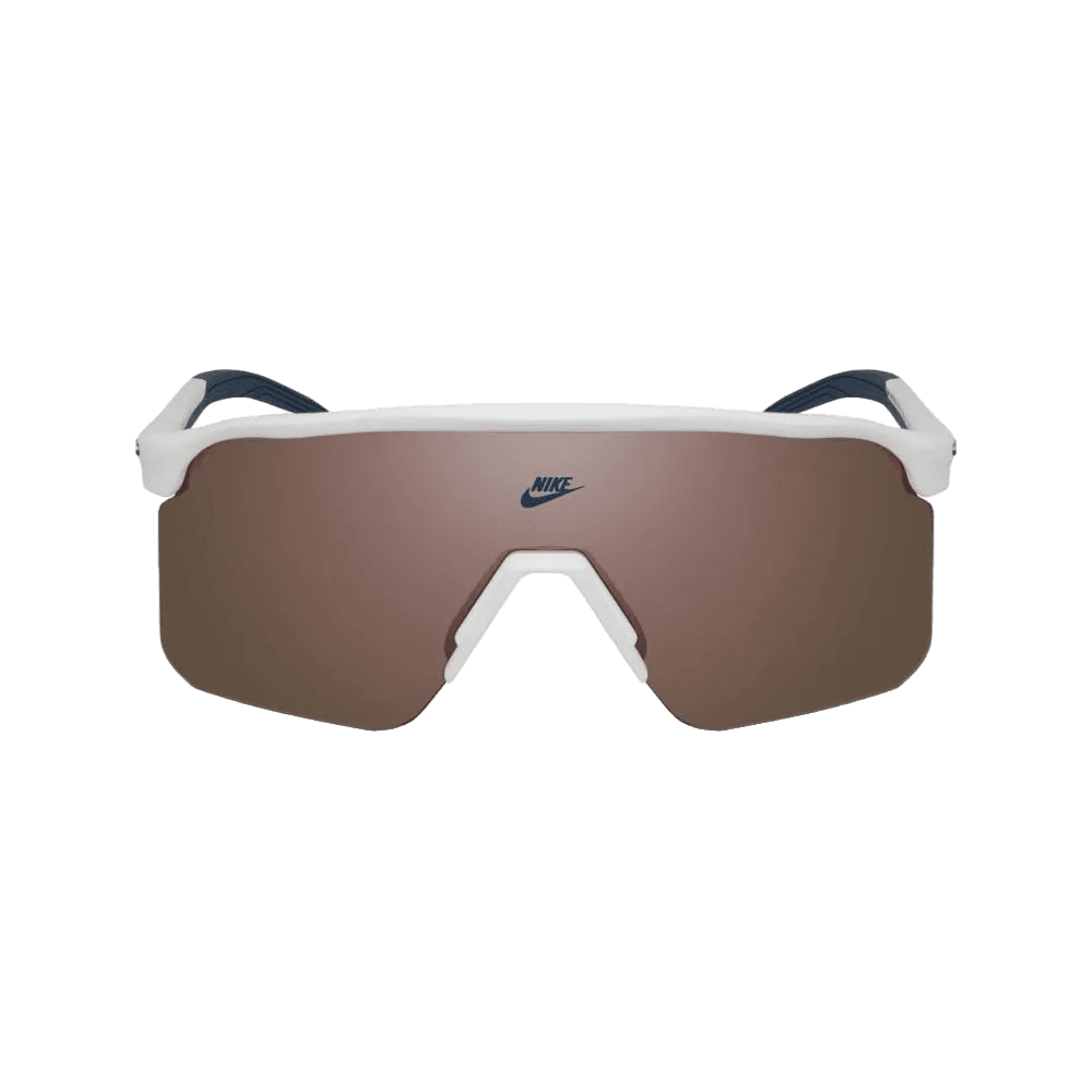 מבט קדמי על משקפי השמש NIKE EXPEDITION SHIELD E IB6563X-121 בצבע Matte Summit White עם עדשות חומות גדולות ומחזירות אור ולוגו Nike במרכז.