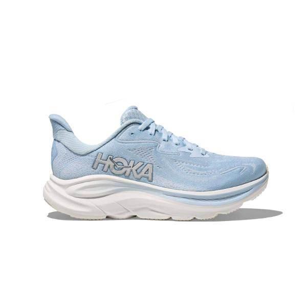 נעלי ריצה הוקה קליפטון 10 לנשים Hoka 1162031/GVR CLIFTON 10 GLACIER BLUE בגוון תכלת, עם סוליה לבנה, רשת נושמת ולוגו HOKA בצד, מוצגות על רקע לבן.