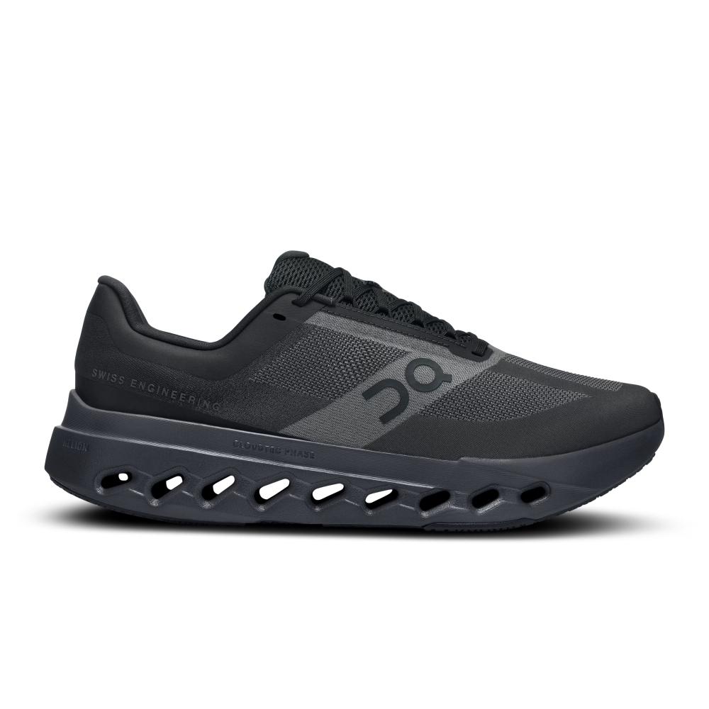 ה-On Cloud Cloudsurfer Next 1 M Black/Eclipse 3ME30020106 הוא נעל ספורט שחורה עם גפה מרשת, לוגו Swiss Engineering וסוליה עבה עם חיתוכים סגלגלים בצדדים.