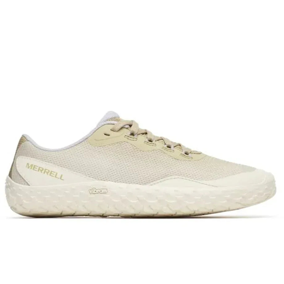 ה-Merrell J00003348 VAPOR GLOVE 7 בגימור Stucco/Casper הוא נעל ספורט בצבע בז' עם חלק עליון מרשת נושמת, סגירת שרוכים וסוליה Vibram עמידה ומחוספסת, המוצגת בפרופיל צדדי על רקע לבן.