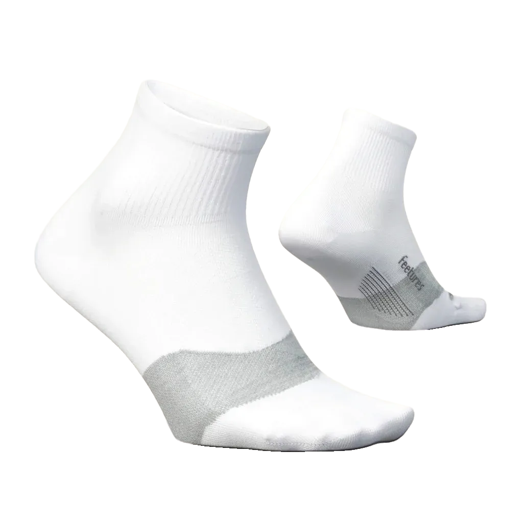 זוג גרביים Feetures Elite Ultra Light Quarter White E254158 מבית Feetures, עם נגיעות אפור בהיר על האצבעות והסוליה, מוצגים על רקע חלק.