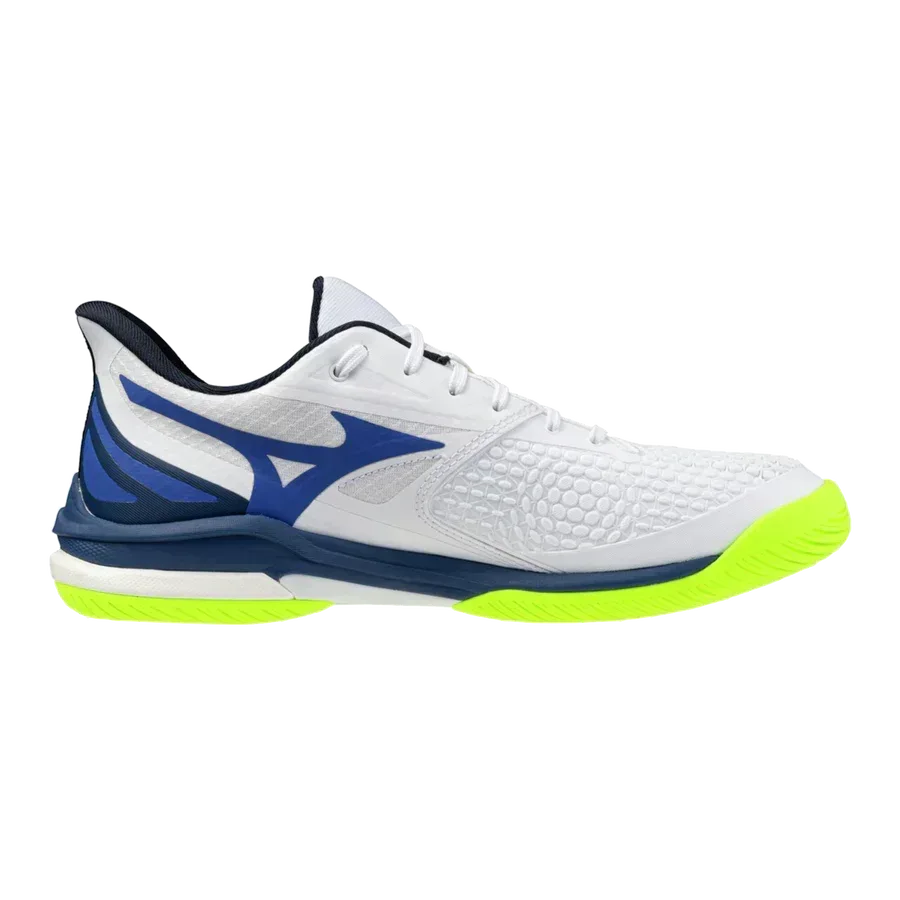 ה-Mizuno WAVE EXCEED TOUR 7 AC(U) 61GA267020 מבית Mizuno הוא נעל ספורט לבנה עם נגיעות של כחול וציפורן, חלק עליון מרשת וסוליה בצבע צהוב ניאון, המוצגת על רקע לבן חלק.
