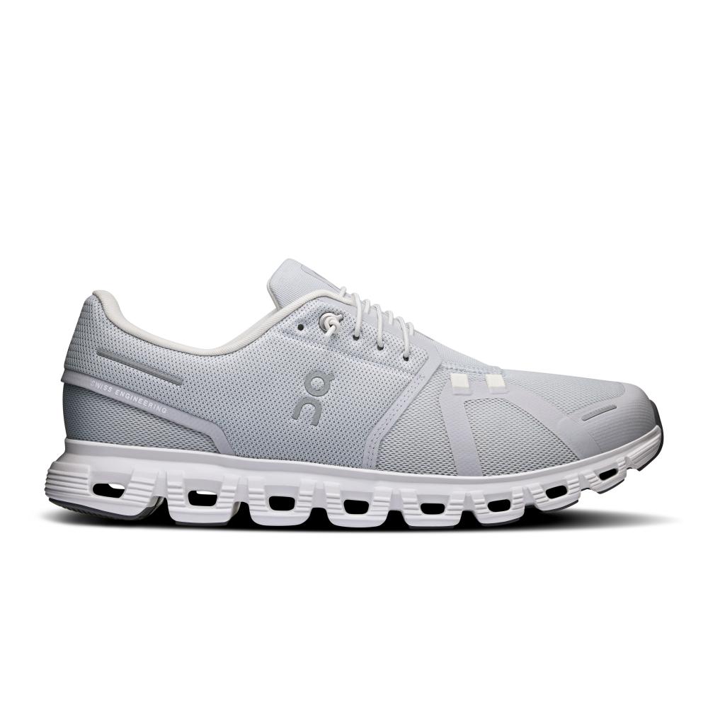 דגם On Cloud 6 Wide (2E) Glacier/White הוא נעל ריצה בצבע אפור בהיר מבית On Cloud, הכוללת בד רשת, סגירת שרוכים וסוליה לבנה ייחודית המורכבת ממקטעים.