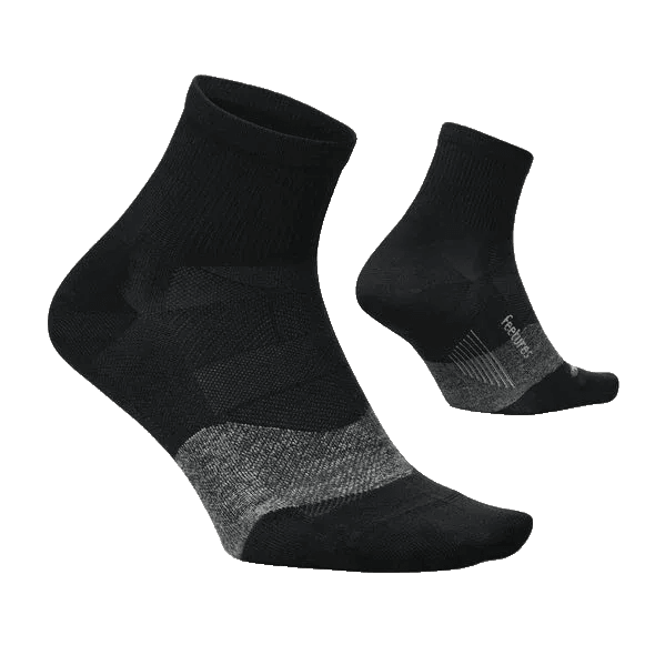 זוג גרביים Feetures Elite Ultra Light Quarter Black E254159 מבית Feetures, עם חלק אצבעות מרקם אפור, מוצג על רקע לבן חלק.