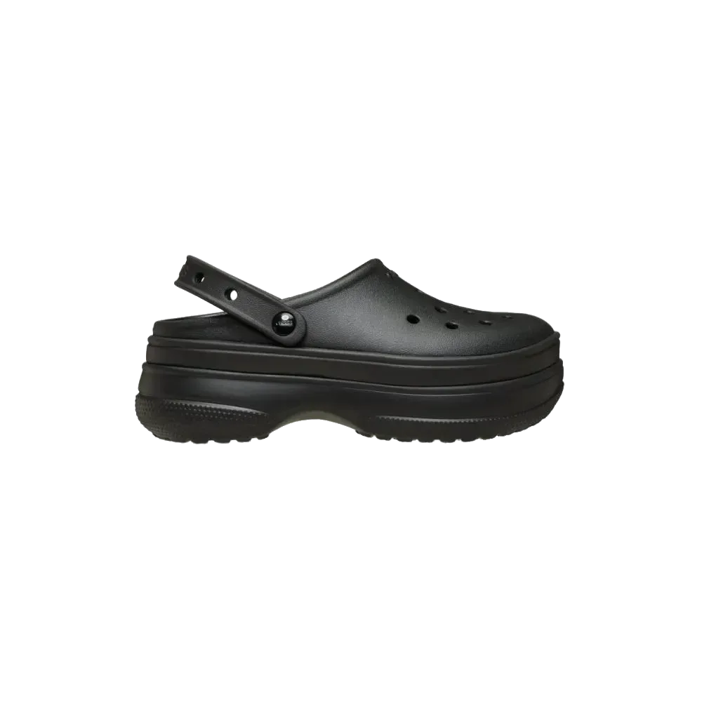 ה-Crocs 211355-060 Classic Stacked Clog BLK/BLK כולל חורי אוורור, סוליה מחוספסת ורצועת עקב מתכווננת. צולם מהצד על רקע לבן חלק. מותג: Crocs.