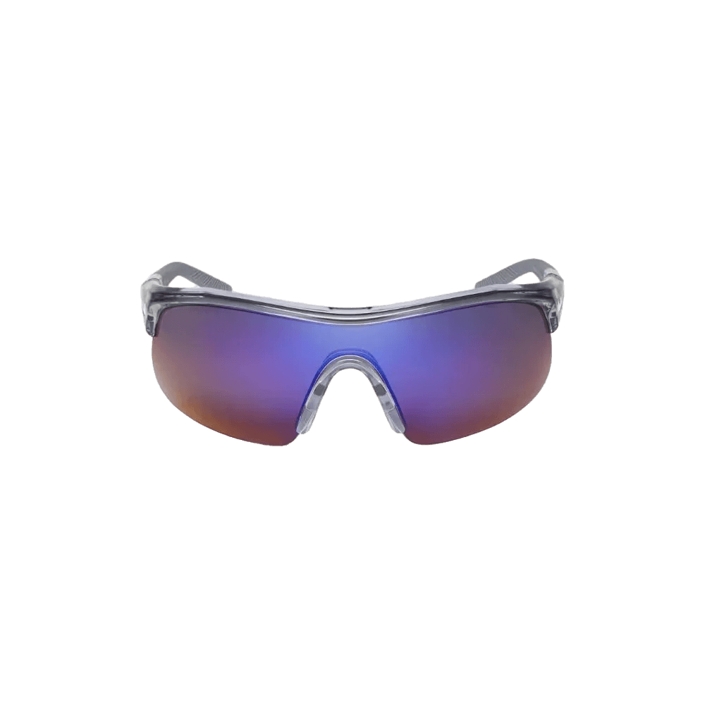 מבט קדמי על משקפי השמש NIKE SHOW X1 DX6520-065 SHINY WOLF GREY/BLUE MIRROR, עם עדשה אחת כחולה מראה עוטפת ומסגרת שקופה – משקפי ספורט מושלמים לאורח חיים פעיל.