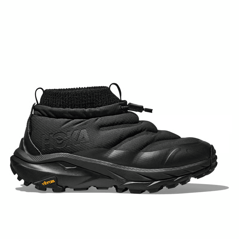 בהשראת נעלי הוקה לגברים קאהה 2 פרוסט מוק Hoka KAHA 2 FROST MOC GTX BLACK/BLACK, נעל סליפ-און שחורה זו מציעה סוליה עבה, אחיזה מרקמת, חלק עליון מרופד, צווארון קרסול סרוג וסגירת טוגל — אידיאלית לעמידות מים בחורף.