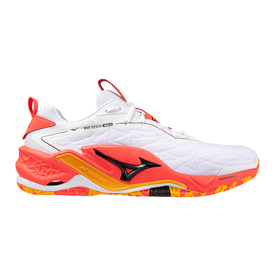 ה-Mizuno X1GA240098 WAVE STEALTH NEO 2 הוא נעל ספורט לבנה עם נגיעות של אדום, כתום וצהוב, לוגו Mizuno שחור וסוליה מרקמת, המוצגת מהצד.