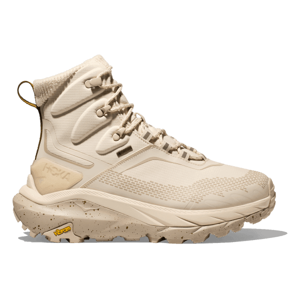 נעלי הוקה לנשים קאהה 2 פרוסט Hoka 1155195/OKS W KAHA 2 FROST GTX OAT MILK/SESAME בצבע בז' עם סוליה עבה ומרקם, עיצוב עם שרוכים ולשונית משיכה בעקב מבית Hoka, מוצגות על רקע בהיר חלק.