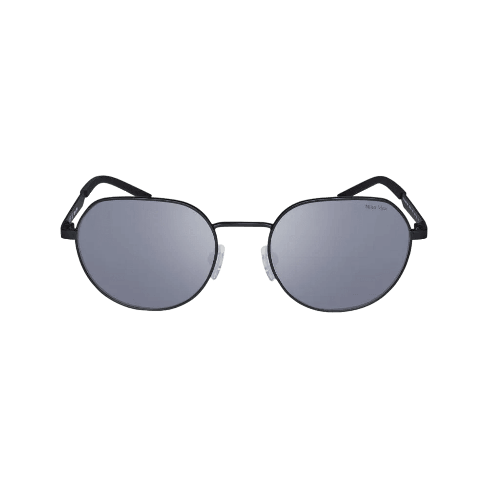 מבט קדמי על משקפי שמש Nike NIKE TRAVELER TREND IB3538X-010 בצבע שחור מט עם עדשות מראה כרום, המציגים סגנון ספורטיבי מושלם לחובבי משקפי שמש ספורטיביים. מוצגים על רקע לבן חלק.