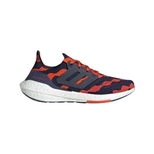 ה-Adidas ULTRABOOST 22 W X MARIMEKKO FTW GZ4794 מתאפיין בעיצוב בצבעי כחול כהה וכתום עם דוגמה גלית, סוליה מרופדת לבנה וסגירת שרוכים, המוצג על רקע חלק.