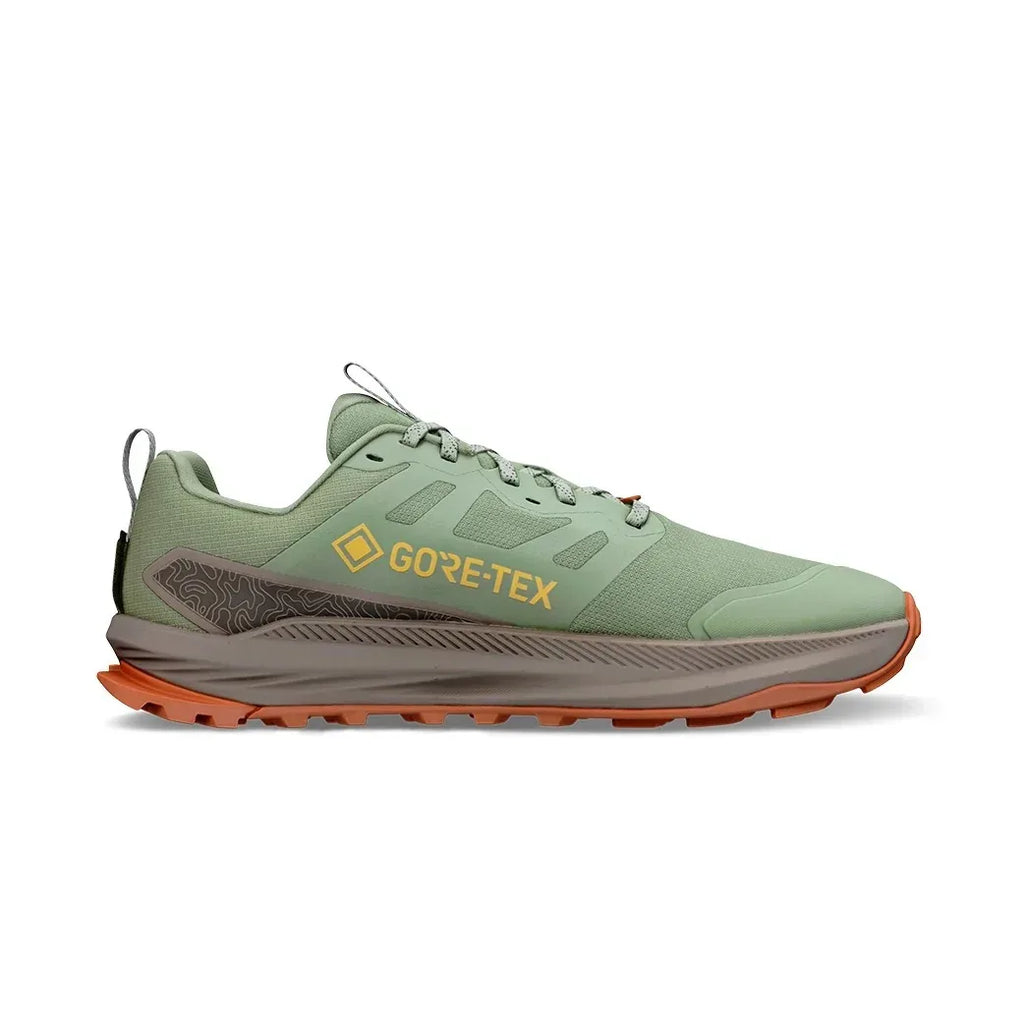 דגם Altra LONE PEAK 9+ GTX DUSTY OLIVE A0A85UT315 מבית Altra הוא נעל ריצת שטח בצבעי ירוק וחום, עם סוליה כתומה ולוגו "GORE-TEX" צהוב בצד.