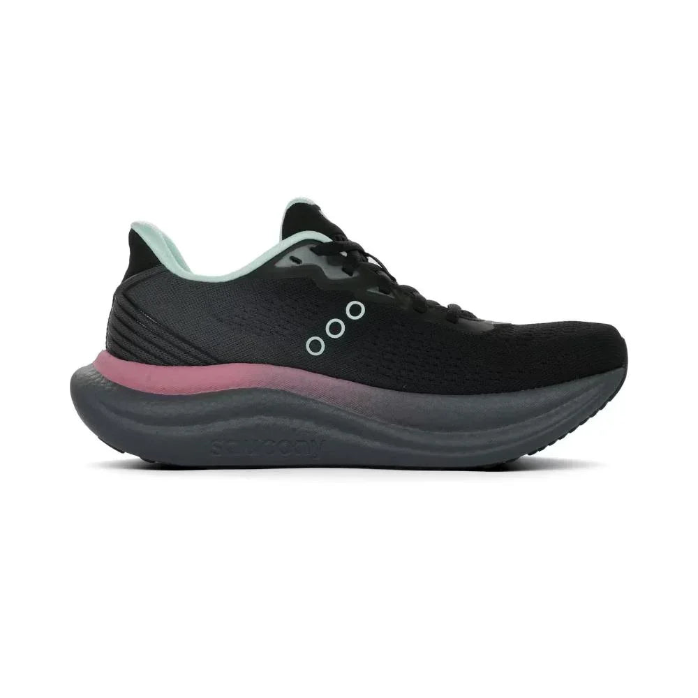 Saucony TRIUMPH 23 BLACK/CALM S11023-148 הוא נעל ספורט שחורה מבית Saucony, עם סוליה עבה בצבע אפור כהה, נעל ביניים ורודה ופרטים לבנים, המוצגת בתצוגה פרופילית.