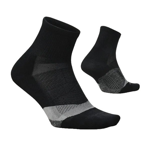 זוג גרביים Feetures Elite Light Cushion Quarter Black E205159, מבית Feetures, עם עקב ואצבעות בצבע אפור, אידיאליים כגרבי ספורט, מוצגים על רקע לבן חלק.