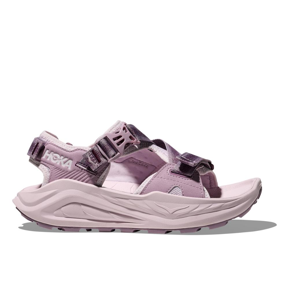 דגם Hoka 1162590/FCC W INFINI HIKE TC בצבעי לילך ריחני/ליל כולל סוליה מרופדת ועבה, רצועות ולקרו מתכווננות ועיצוב עם אצבעות פתוחות, המוצג בפרופיל צדדי על רקע לבן.