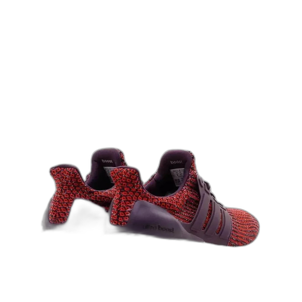 זוג נעלי ריצה סרוגות מדגם Adidas UltraBoost CP9248 בצבעי אדום כהה וסגול, המונחות זו לצד זו, עקב אל עקב.