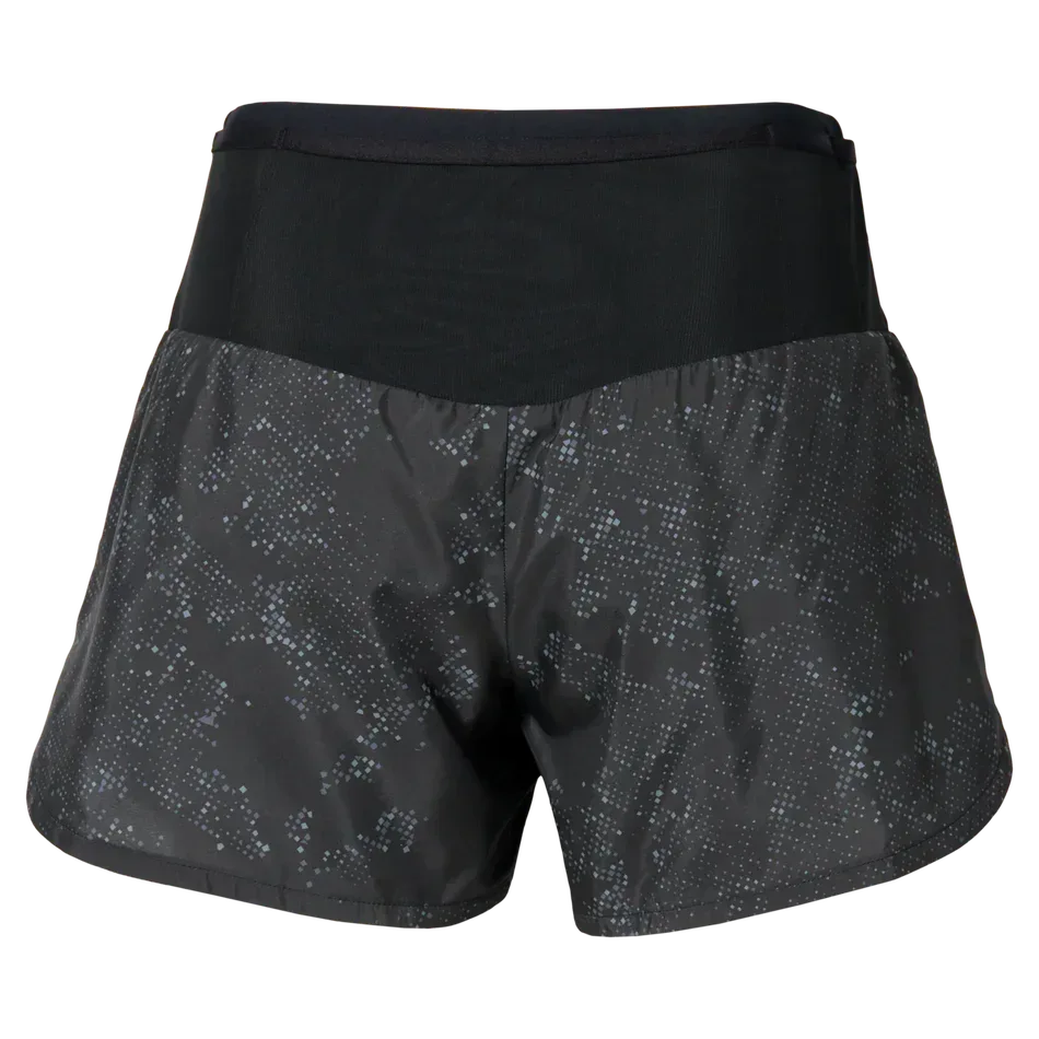 מכנסי המכנסיים הקצרים MizunoGraphic Multi Pocket Short (W) Black J2GBD20590 מבית Mizuno מתאפיינים בחגורה גבוהה ובדוגמת נקודות עדינה, ומציעים נוחות וסגנון. מוצגים על רקע לבן חלק.