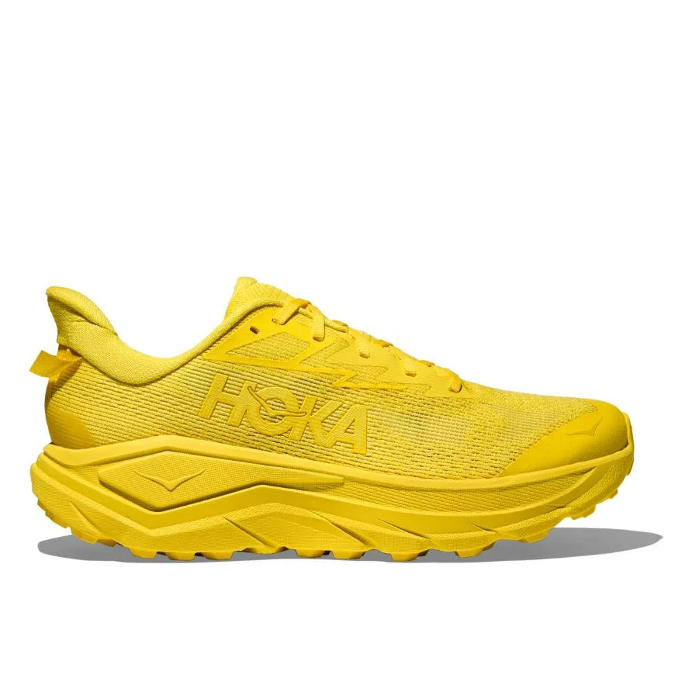 ה-Hoka CHALLENGER 8 בצבע "לימון חשמלי" היא נעל ריצה בצבע צהוב בוהק, עם סוליה עבה ומרקמת ועליונה מרשת נושמת, המוצגת בפרופיל צדדי על רקע לבן.