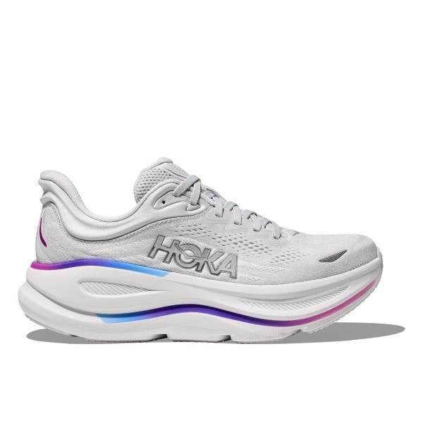 התנסו ב-Hoka BONDI 9 נעלי ריצה הוקה בונדי 9 לנשים בצבע Cosmic Grey — נעלי ריצה לנשים עם סוליה עבה, חלק עליון מרשת ואלמנטים מסוגננים בצבעי כחול וורוד על הסוליה האמצעית.