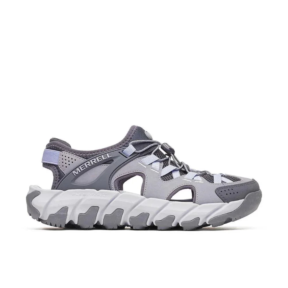 ה-Merrell J00003743 W MAIPO EXPLORER SIEVE LOST LILAC מתאפיין בעיצוב ספורטיבי בצבעים אפור ולבן, עם סוליה מחוספסת, רשת נושמת וחלק עליון סינתטי, צדדים פתוחים לאוורור ולוגו Merrell בולט.
