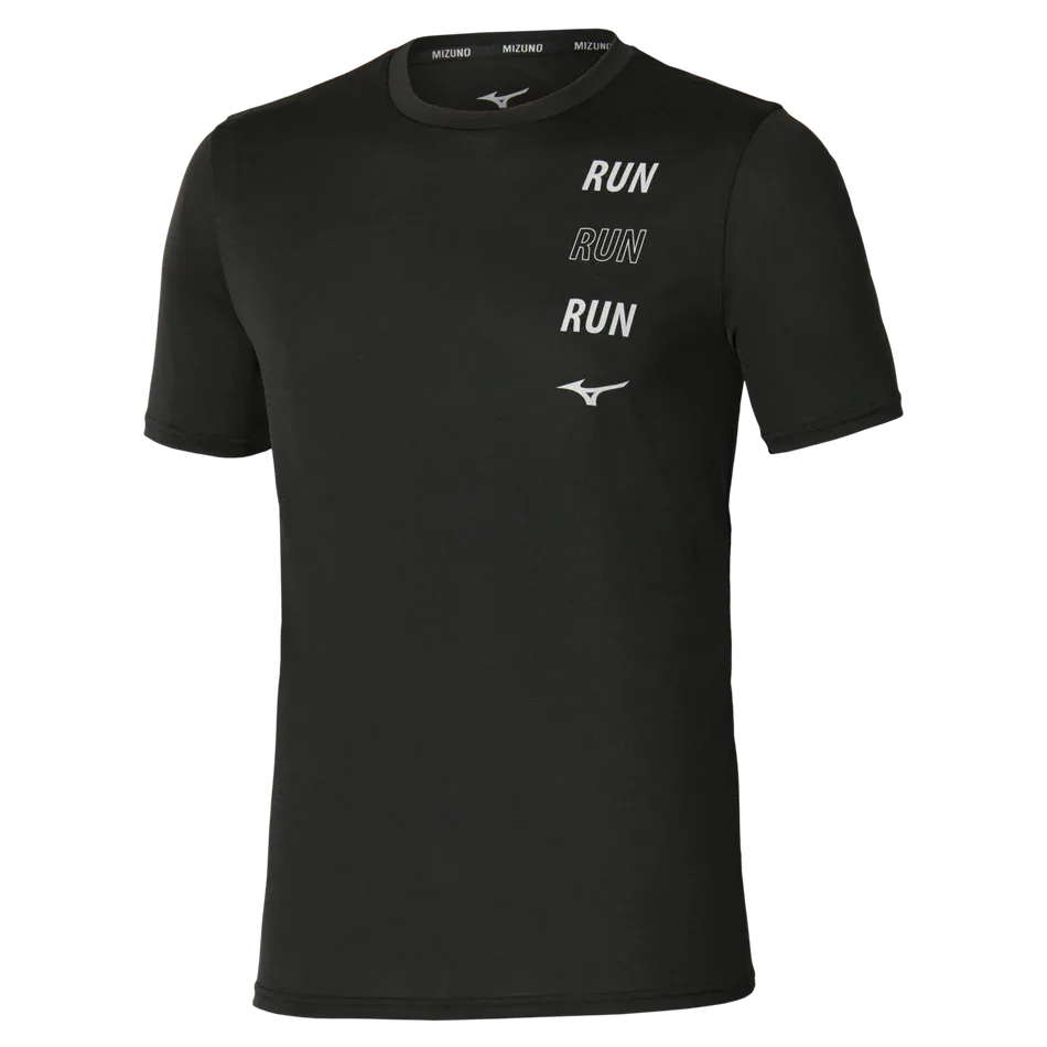 חולצת ה-Core Run Short Sleeve Tee של Mizuno J2GAD00809 בצבע שחור כוללת את הכיתוב "RUN" מודפס פעמיים בצבע לבן על החזה השמאלי, ומתחתיו לוגו Mizuno קטן.