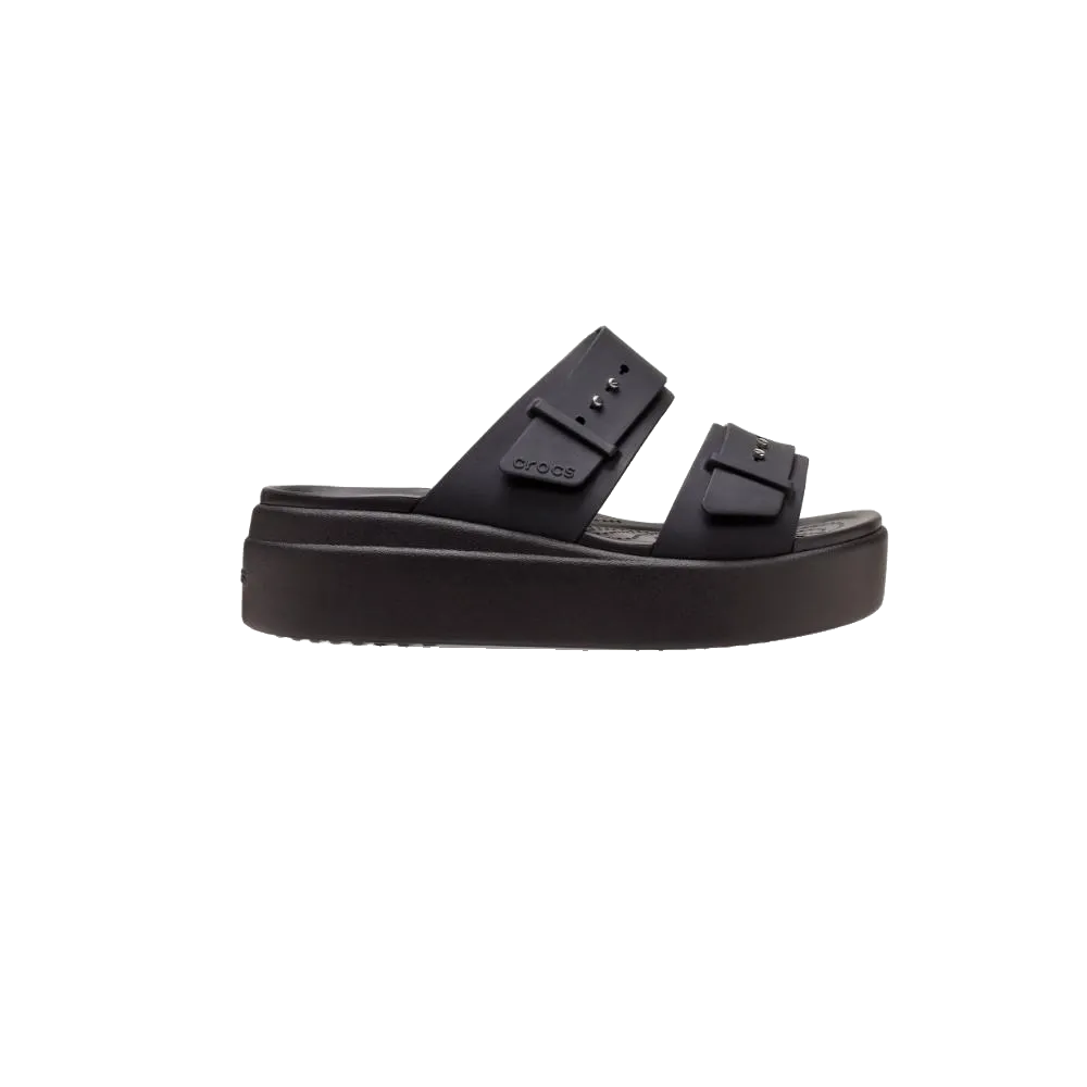 ה-Crocs Brooklyn bucle Lowwdg 207431-001 מבית Crocs הוא סנדל פלטפורמה שחור עם שתי רצועות אבזם וסוליה מרקמת, המוצג בפרופיל צדדי על רקע לבן חלק.
