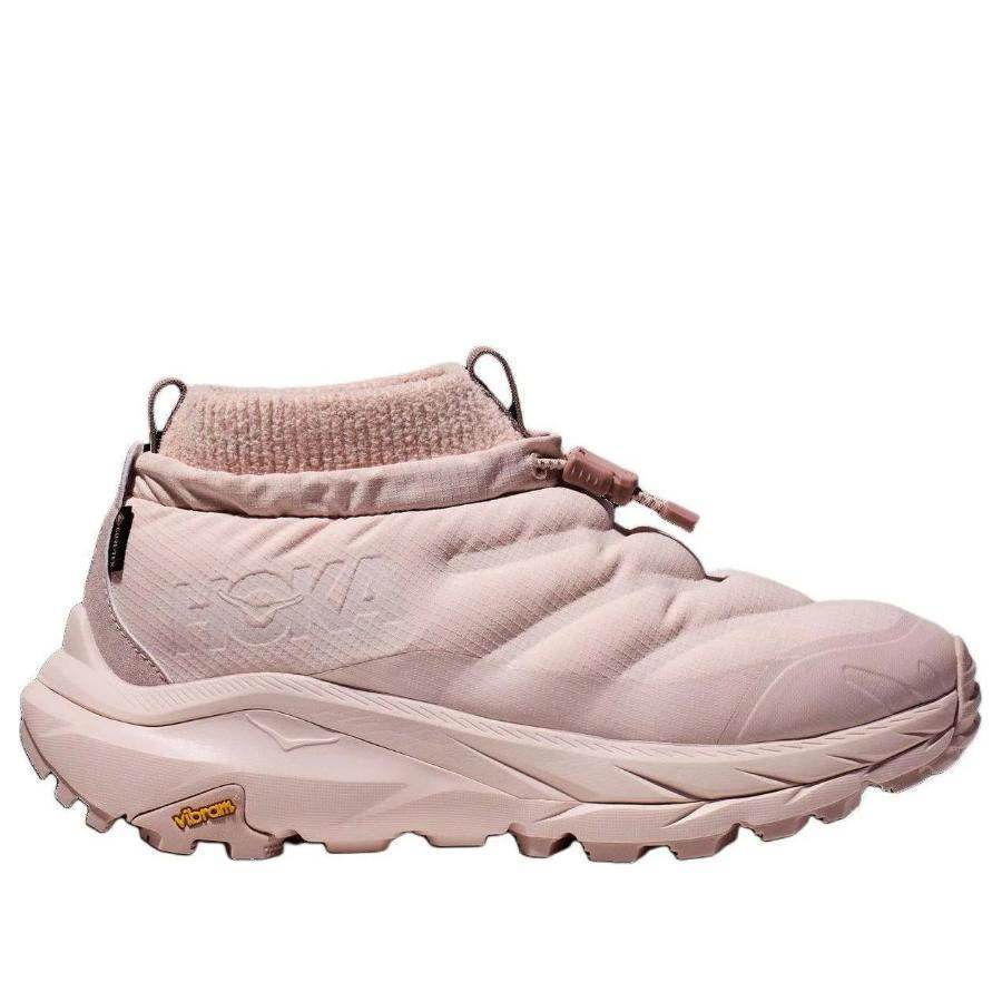נעלי הוקה לנשים קאהה 2 פרוסט מוק של Hoka בגוון Cosmic Pearl/Quart, עם סוליה עבה, קרסול אלסטי וסגירת טוגל, כוללות Vibram לאחיזה בטוחה—נעלי חורף לנשים לנוחות יוצאת דופן בכל צעד.