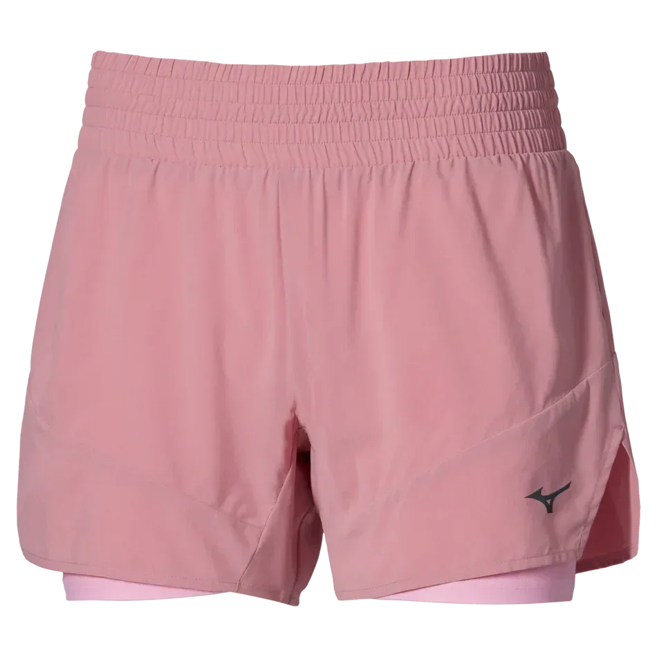 מכנסיים קצרים Mizuno 2 ב-1 באורך 4.5 אינץ' (לנשים) דגם Rose Elegance J2GBD20365 כוללים חגורה אלסטית, לוגו Mizuno שחור על הרגל השמאלית, עיצוב בד בשכבות וגזרה מתרחבת קלות לנוחות ולמראה מסוגנן.
