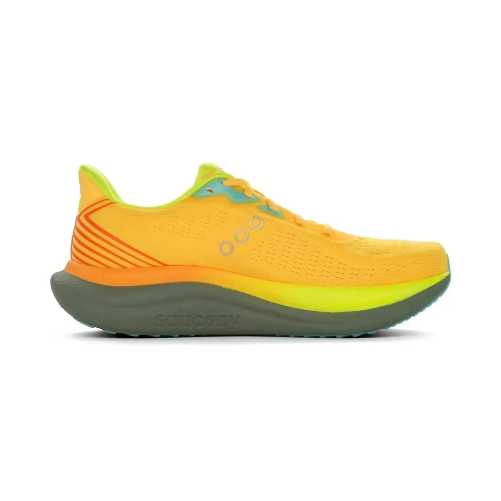 Saucony TRIUMPH 23 VIZIGOLD/LAUREL S21023-144 הוא נעל ריצה בצבע צהוב בוהק עם נגיעות כתומות וירוקות, סוליה עבה בצבע אפור כהה וחלק עליון מרשת לאוורור.