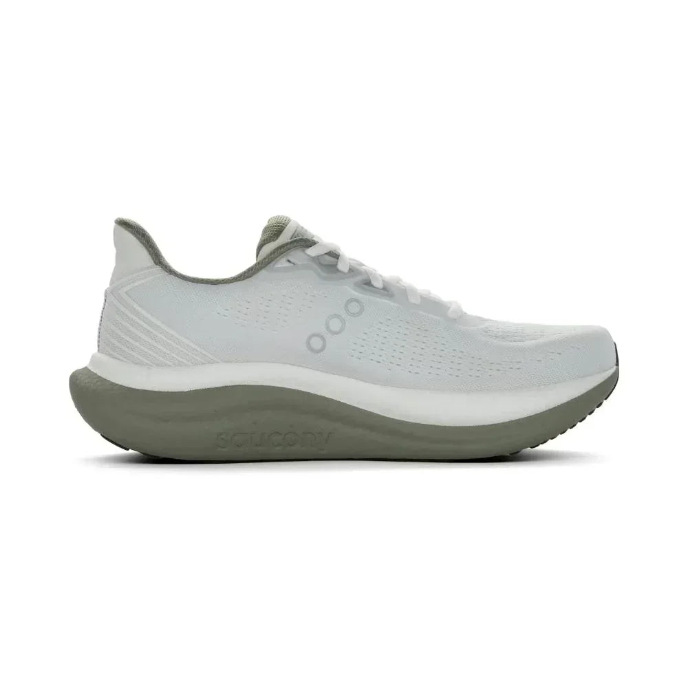 Saucony TRIUMPH 23 בצבע לבן/לורל (S21023-130) הוא נעל ריצה אתלטית עם חלק עליון לבן, סוליה אפור בהיר ושרוכים, המוצגת בפרופיל צדדי על רקע לבן חלק.