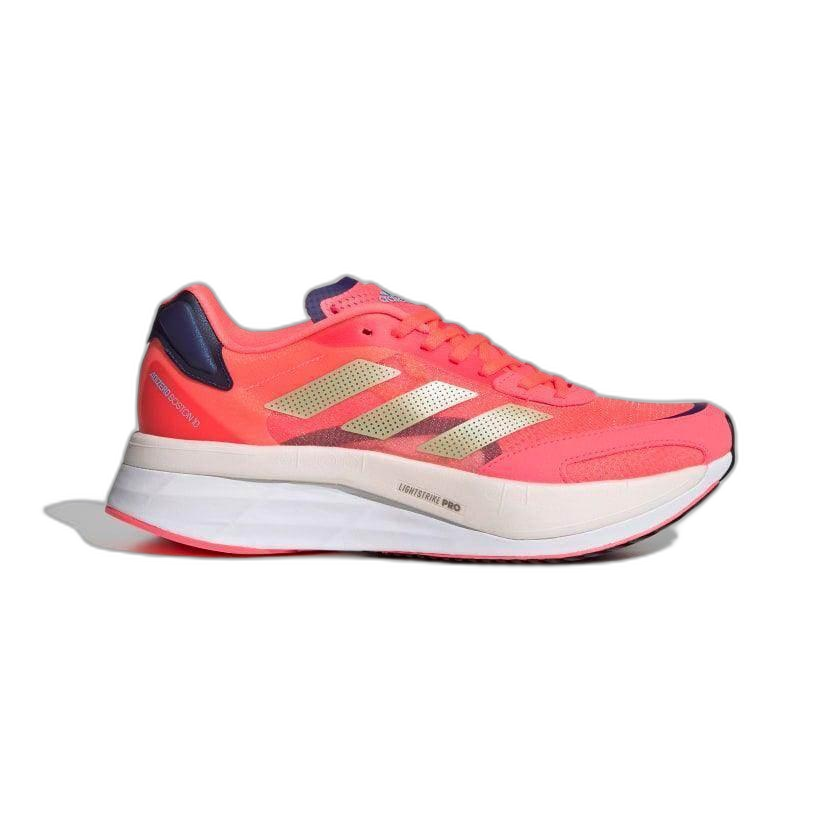 נעלי ריצה Adidas ADIZERO BOSTON 10 GY0905 בצבע ורוד בוהק, עם פסים צדדיים בצבע זהב מטאלי, תומך עקב סגול וסוליה עבה מקצף לבן.