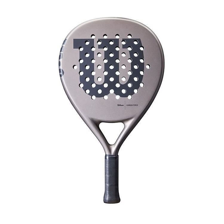 ה-Wilson Carbon Force Padel 2 הוא מחבט מתכתי עם חורים מחוררים, ידית אחיזה מחוספסת ולוגו "W" בולט על פני השטח.