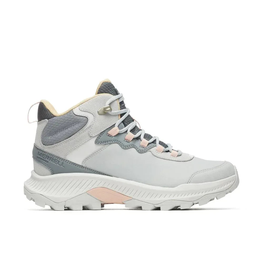 Merrell SPEED STRIKE 2 LTR MID WP/GALE WOMEN 275038870 הוא נעל טיולים גבוהה בצבע אפור בהיר עם נגיעות ורודות ואפורות, סוליה עבה ומרקמת, וסגירת שרוכים, המוצגת מהצד.