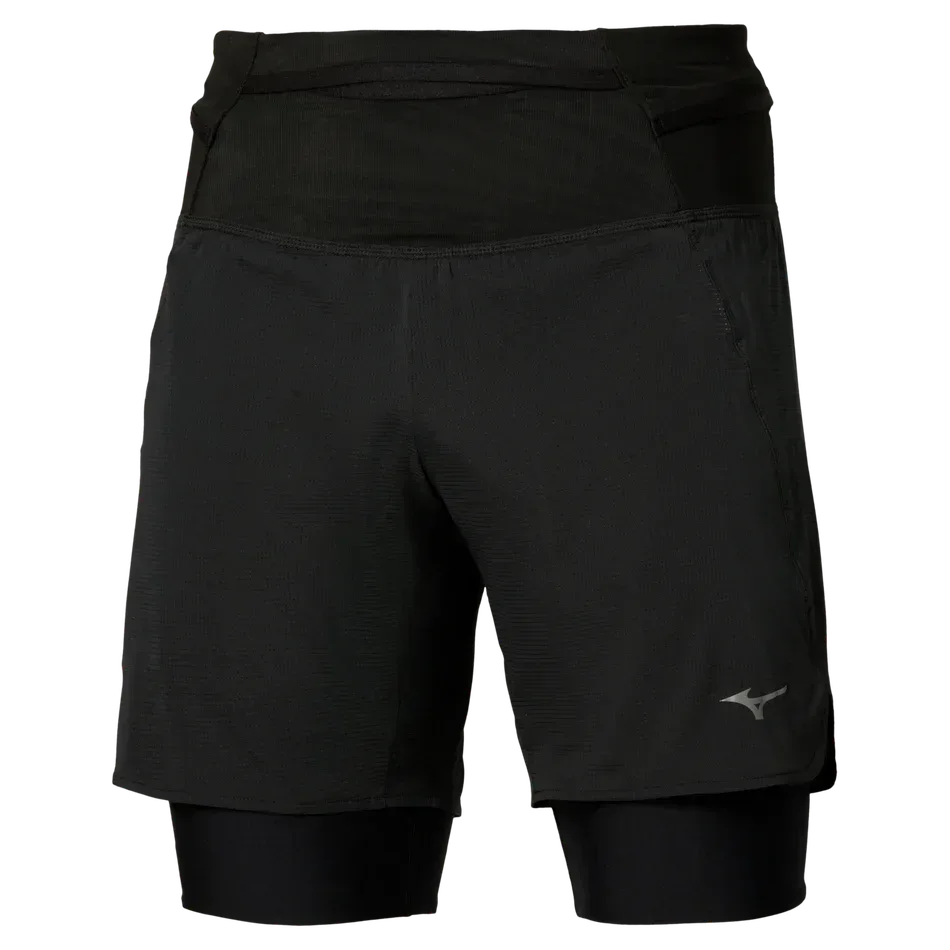 מכנסי ה-2 ב-1 Mizuno Multipocket Trail (שחור, J2GBD01009) מתאפיינים בעיצוב דו-שכבתי הכולל שכבה פנימית צמודה המנדפת זיעה, חגורה אלסטית ולוגו Mizuno קטן על הרגל השמאלית.