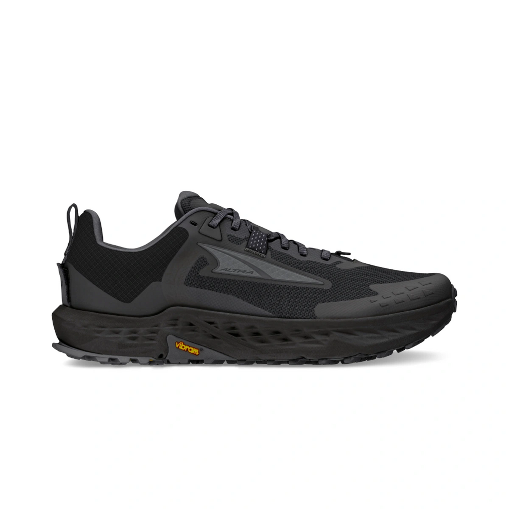 דגם Altra TIMP 6 BLACK/BLACK A0A85US001 מבית Altra הוא נעל ריצה ספורטיבית בצבע שחור, עם גפה עליונה מרשת, סוליה מרופדת, סוליה חיצונית מגומי Vibram לאחיזה טובה ועיצוב עם שרוכים, כפי שמוצג בתמונת הפרופיל הצדדי.