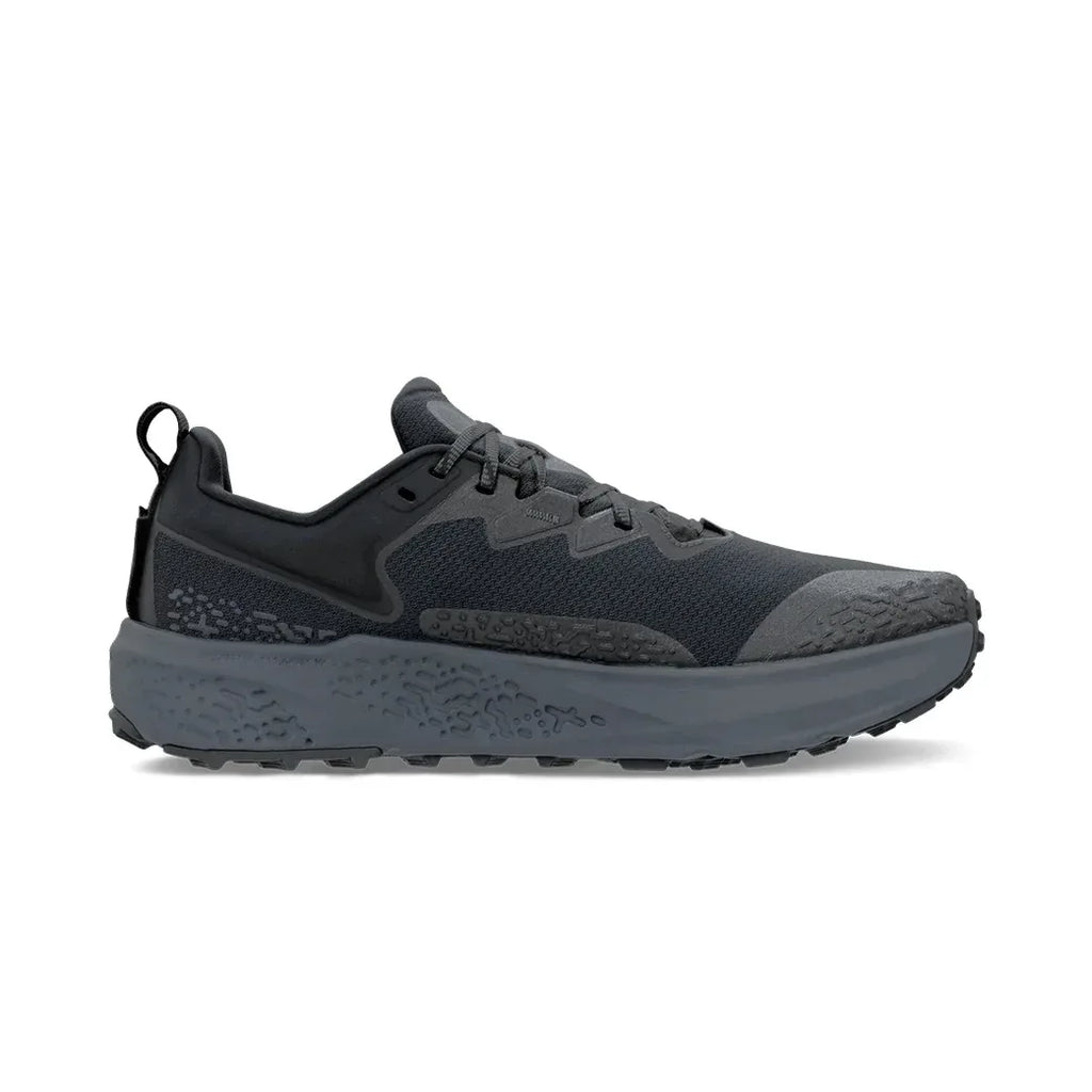 נעל הריצה Altra TIMP 6 BLACK A0A85T6001 מבית Altra כוללת גפה מרשת בצבעי שחור ואפור כהה וסוליה מרקמת, המוצגת בפרופיל צדדי אלגנטי על רקע לבן.