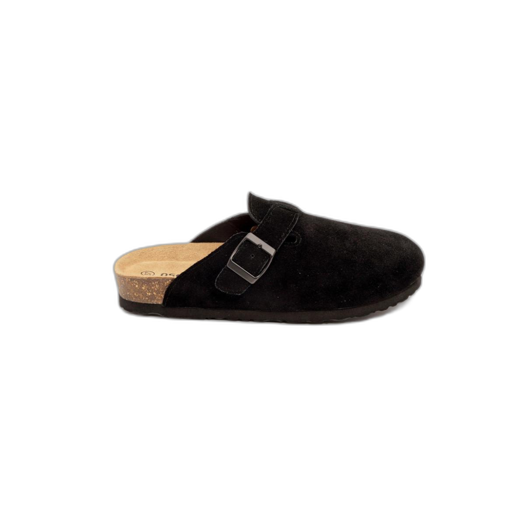 הדגם OSC013-001 PERSILIA BLACK של המותג Oscars הוא נעל קלוג שחורה מזמש, ללא שרוכים, עם רצועת אבזם וסוליה מקורק, המוצגת בפרופיל צדדי על רקע לבן.