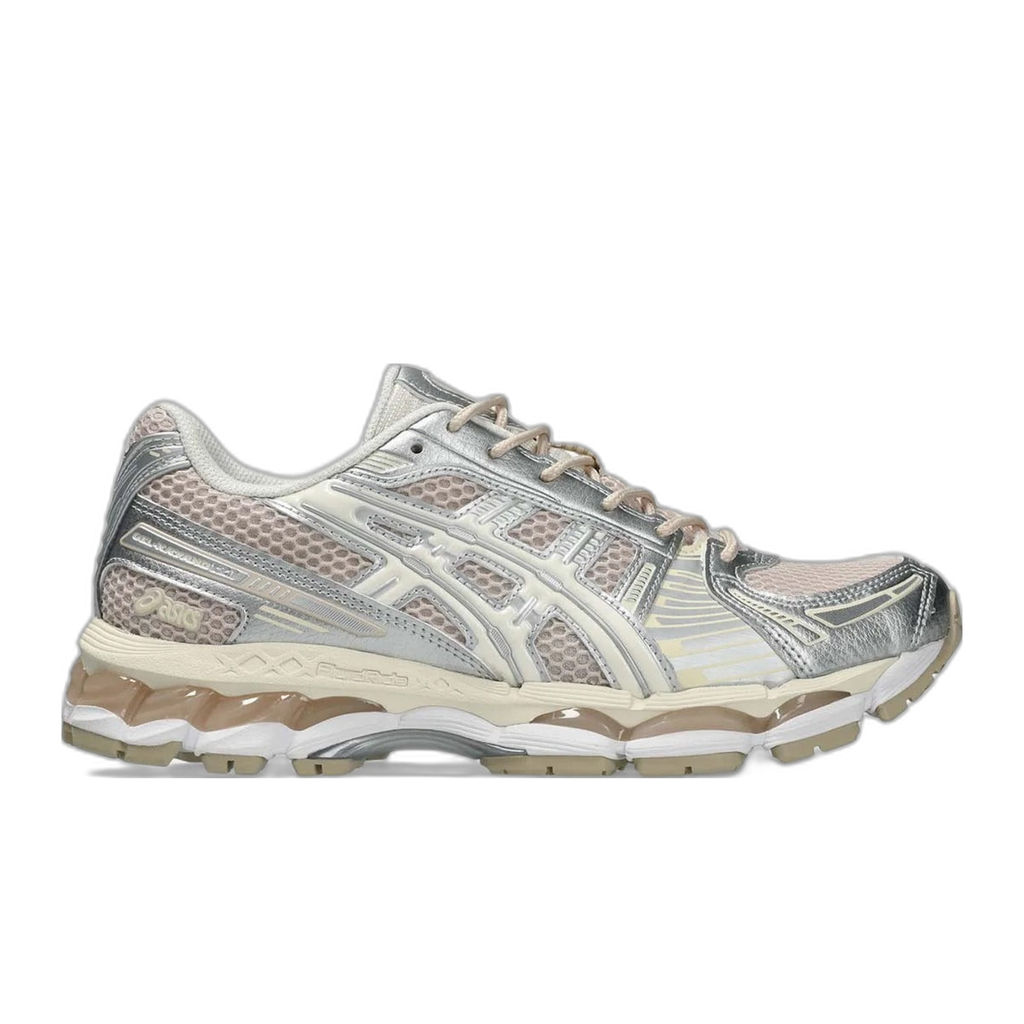 נעלי אסיקס Gel-Kayano 12.1 בצבע בז' מינרלי וקרם (Mineral Beige Cream) - מבט צד על הגפה המרושתת עם חיפויי כסף מטאלי וסוליית Gel-Nimbus 17