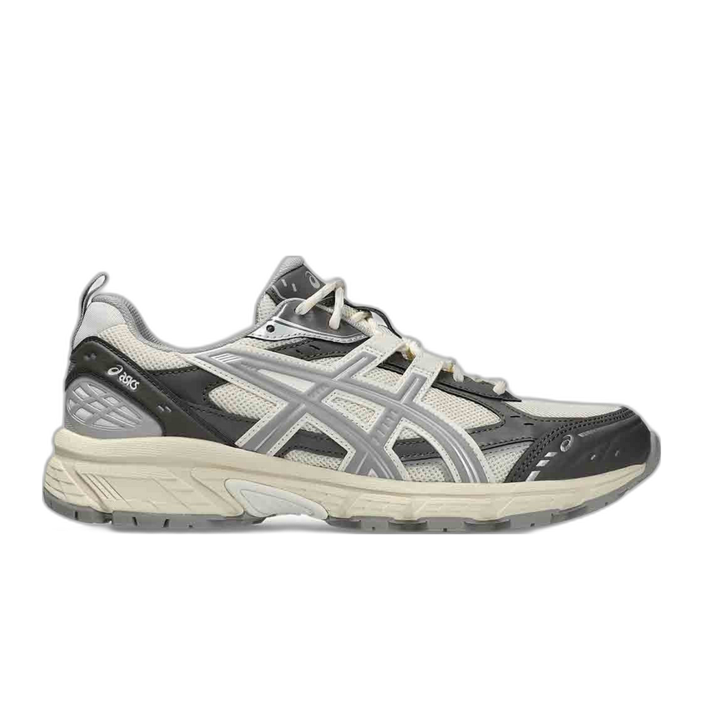 נעלי אסיקס Gel-Nunobiki בצבע שמנת ואפור מלט (Cream Cement Grey) - מבט צד על הגפה הרב-שכבתית עם חיפויים כסופים וסוליית שטח