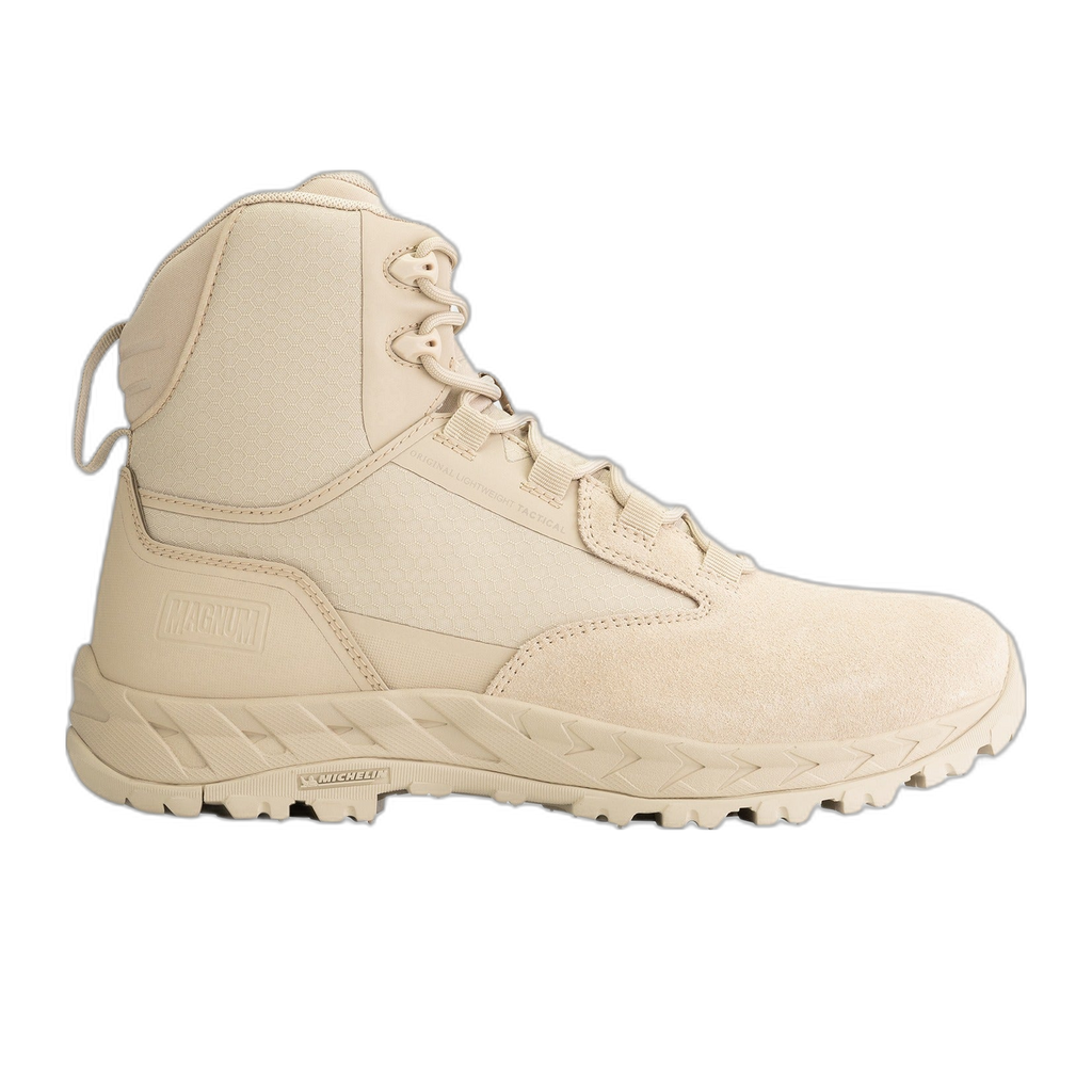 נעליים טקטיות מגנום Magnum Classic II 6.0 Desert Tan לגברים – מבט צד על המגף בגובה 6 אינץ' עם גפה מעור וסוודה בגוון חול-מדברי